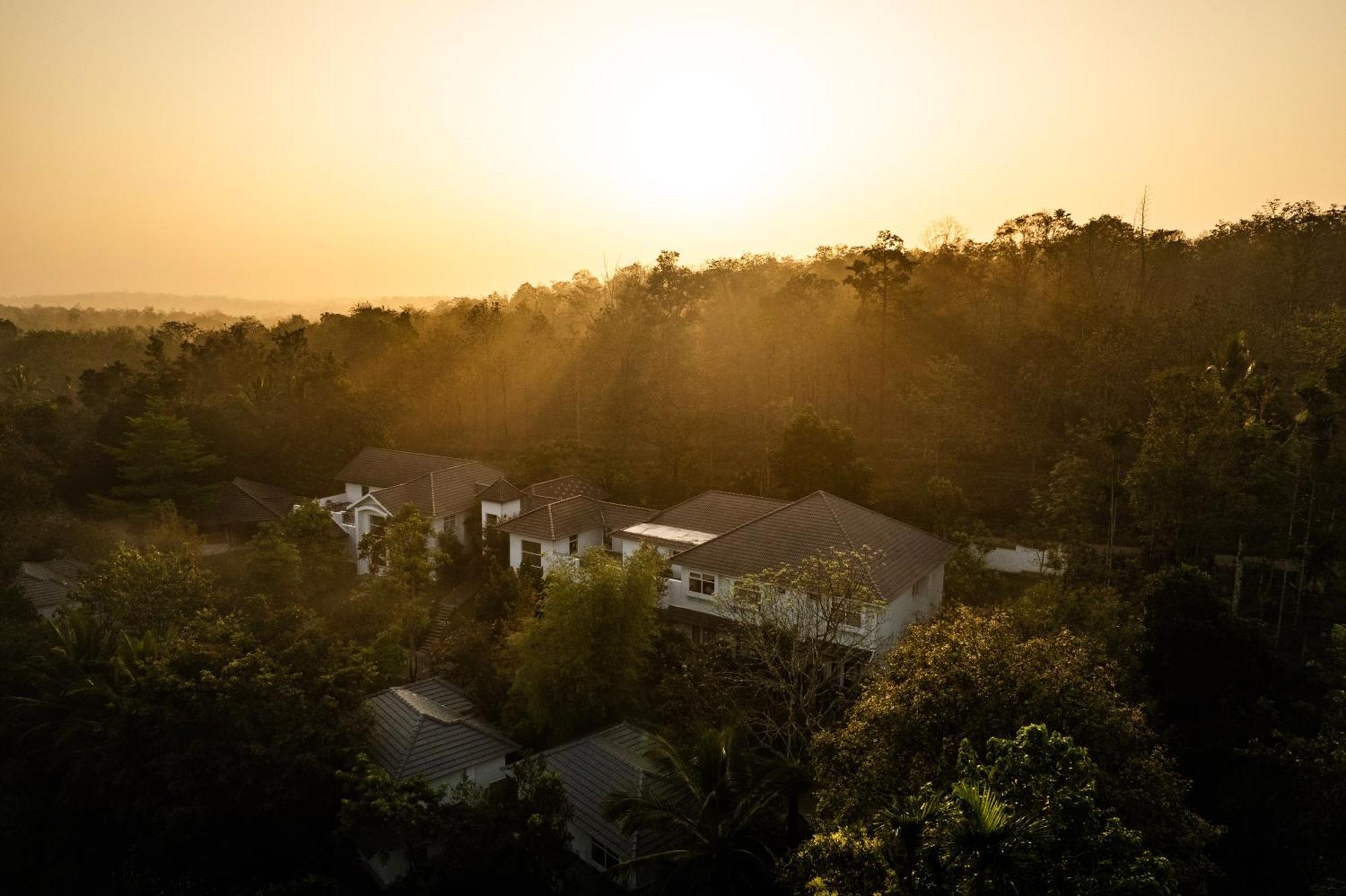 Sterling Wayanad Hotel Sultan Bathery Exterior photo