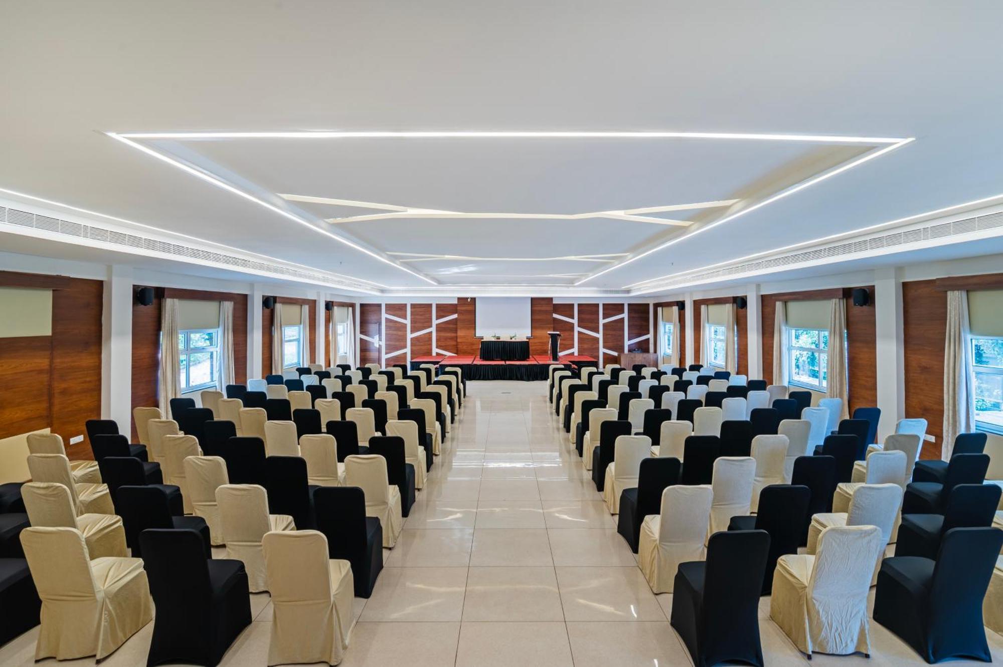Sterling Wayanad Hotel Sultan Bathery Exterior photo